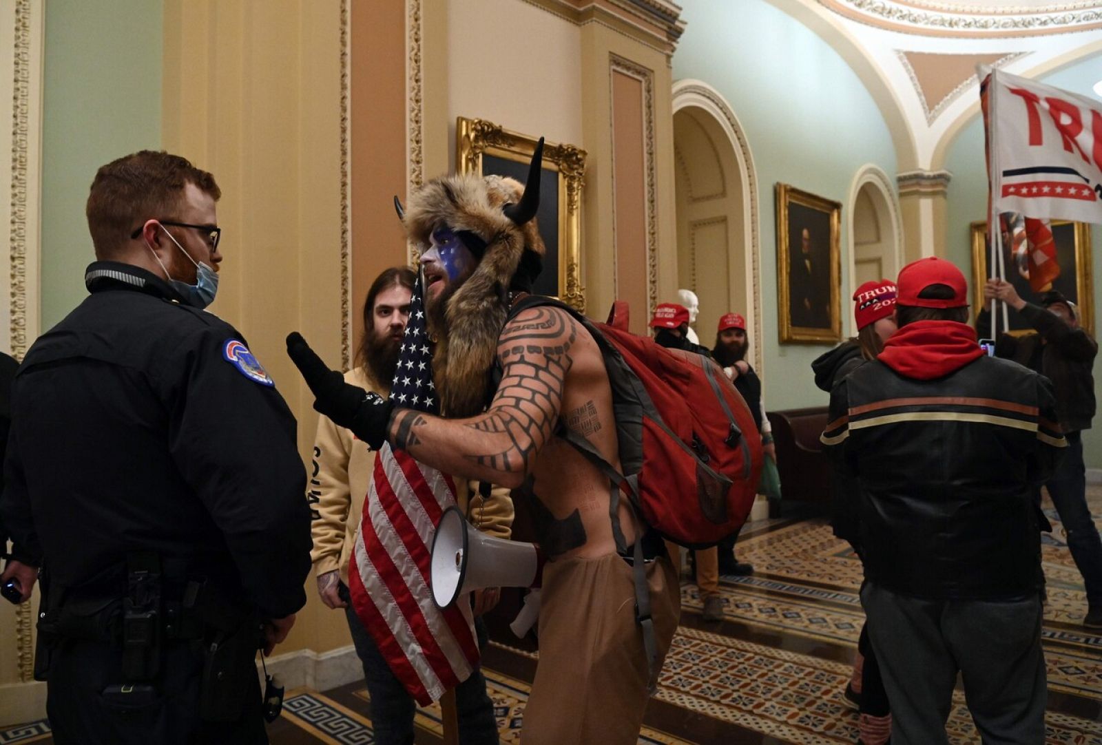 Seguidores de Trump irrumpen en el Capitolio e interrumpen la sesión del Congreso - Informativo 24h | Ver