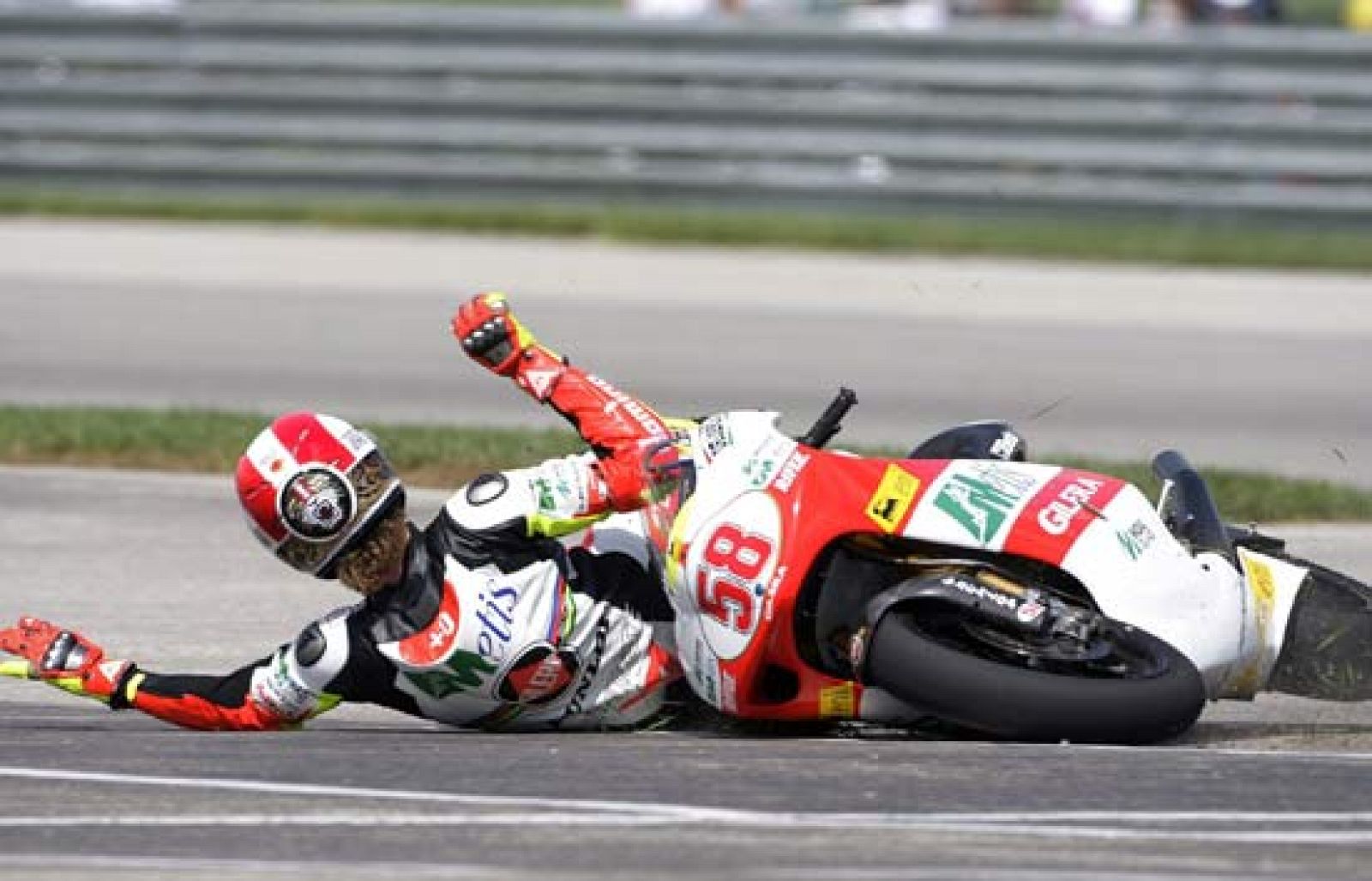 Curiosamente, el día sin lluvia ha sido en el que más caídas se han producido en el Gran Premio de Indianápolis.