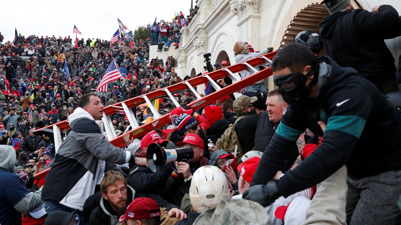 La noche del asalto al Capitolio se salda con cuatro muertos y decenas de detenidos
