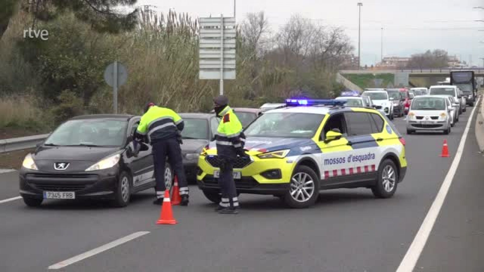 Els Mossos despleguen controls a les carreteres per garantir el confinament municipal