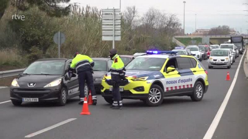 Els Mossos despleguen controls a les carreteres per garantir el confinament municipal.