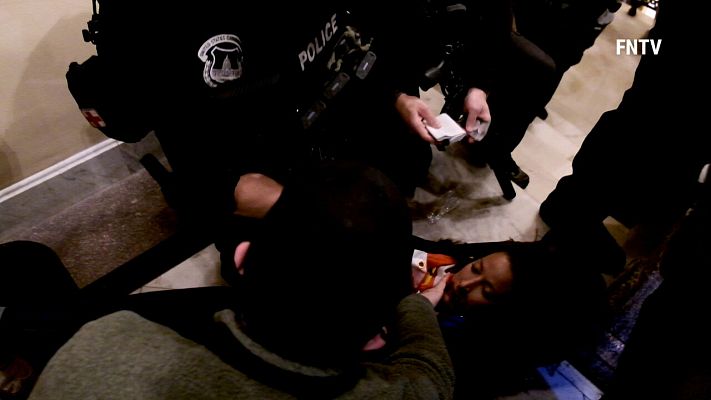 Telediario 1 - Una mujer muere de un disparo dentro del Capitolio durante el asalto