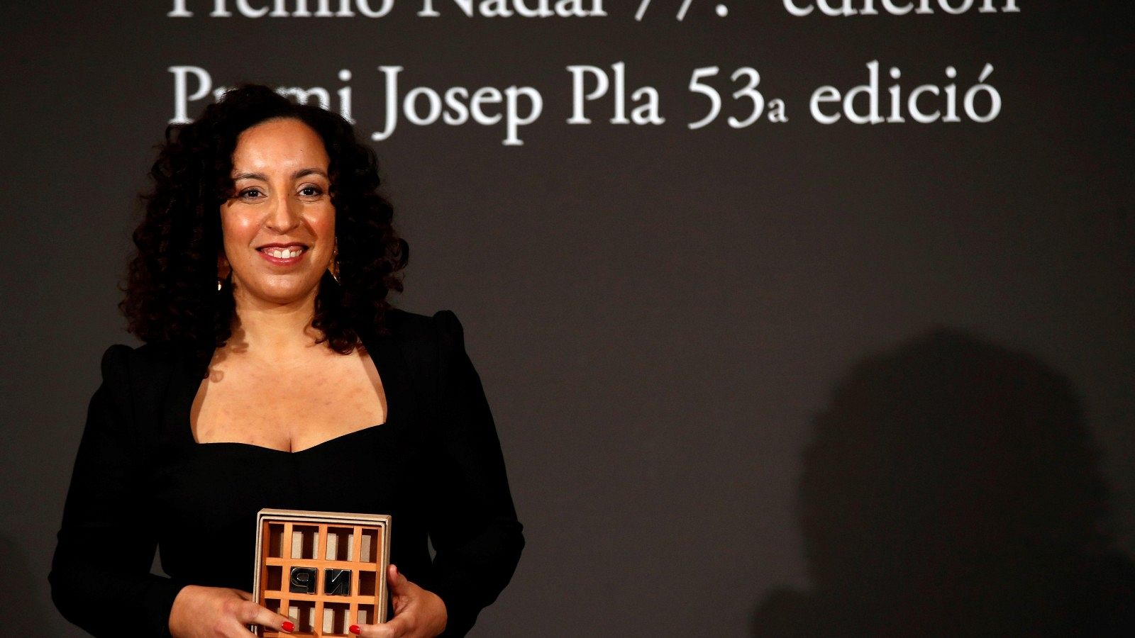 La escritora de origen marroquí Najat el Hachmi gana el premio Nadal 2021 con "El lunes nos querrán"