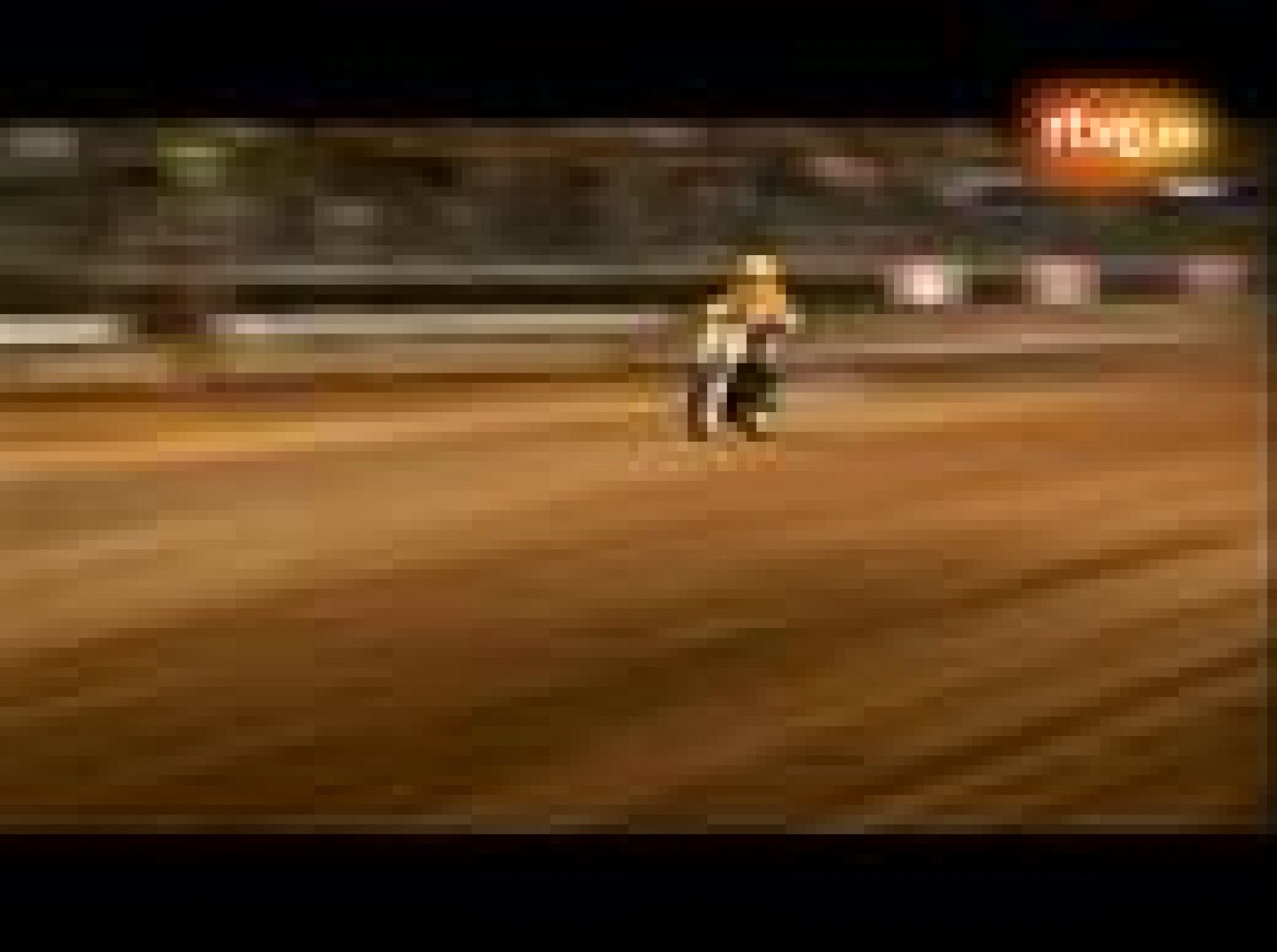 Dennis Noyes le muestra a Marc Martín cómo es una carrera de 'dirt track' en su tierra.