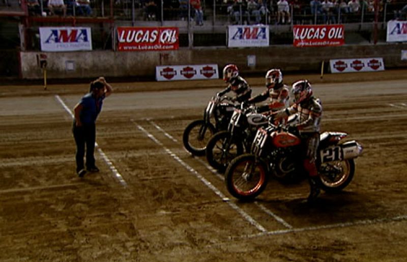 Dennis Noyes le muestra a Marc Martín cómo es una carrera de 'dirt track' en su tierra.