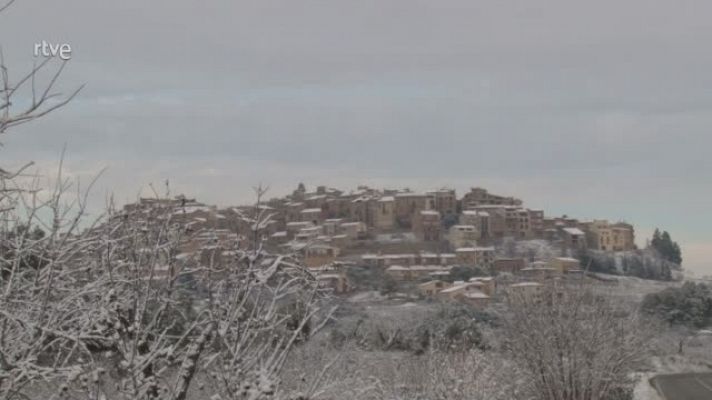 Imatges de la nevada a Horta de Sant Joan, on la neu ha acumulat uns 2 centímetres