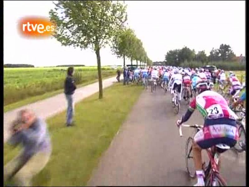 La segunda etapa de la Vuelta tuvo varios sustos, con un par de caídas, pero el pavés no supuso un problema para el pelotón. La llegada la ganó el alemán Ciolek y Cancellara seguirá líder.