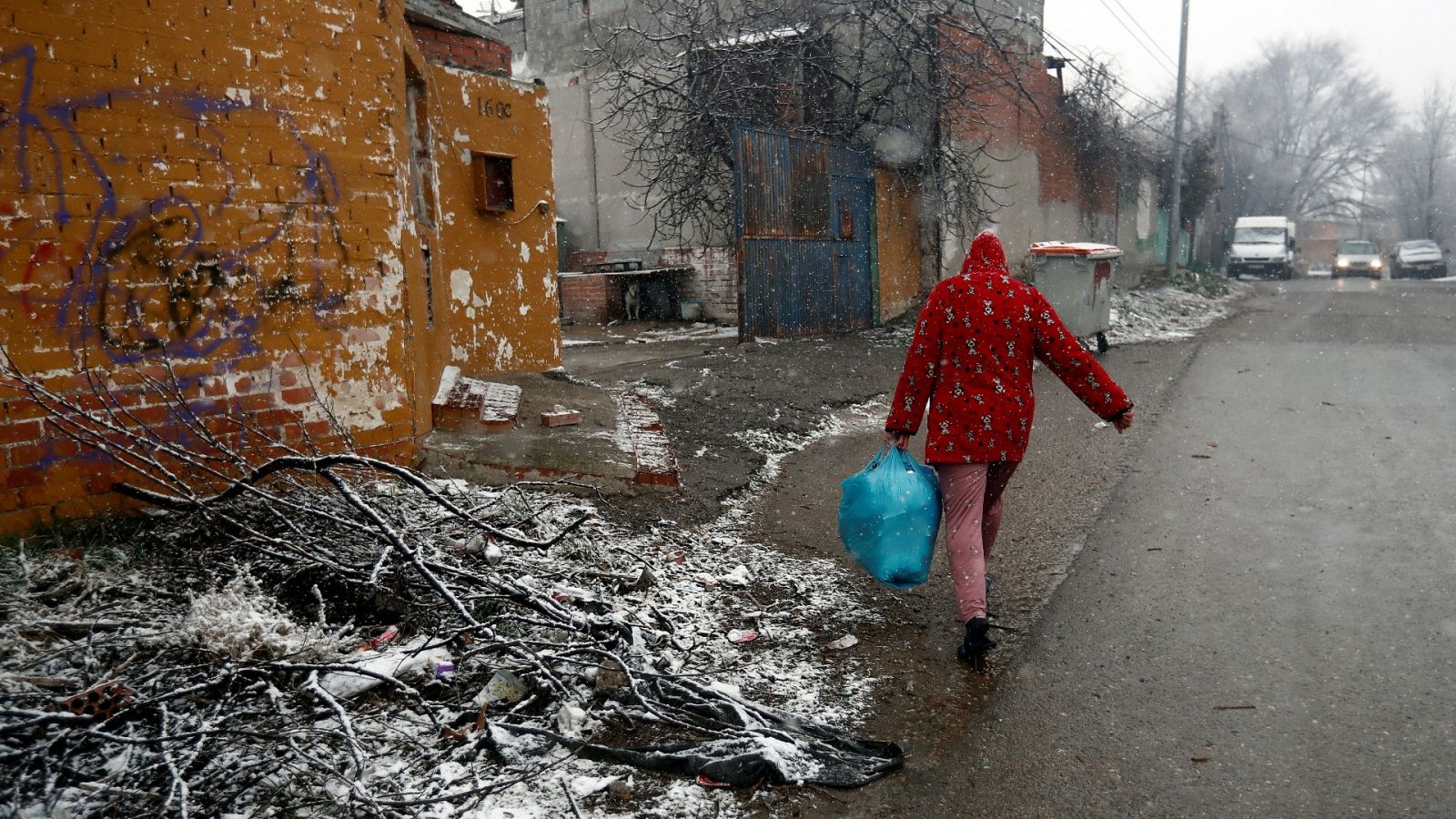 Vecinos de la Cañada Real rechazan el realojo ante las nevadas y piden que se restablezca la electricidad