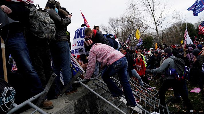 Telediario 1 - Nuevas imágenes del asalto de centenares de partidarios de Donald Trump al Capitolio de EE.UU.