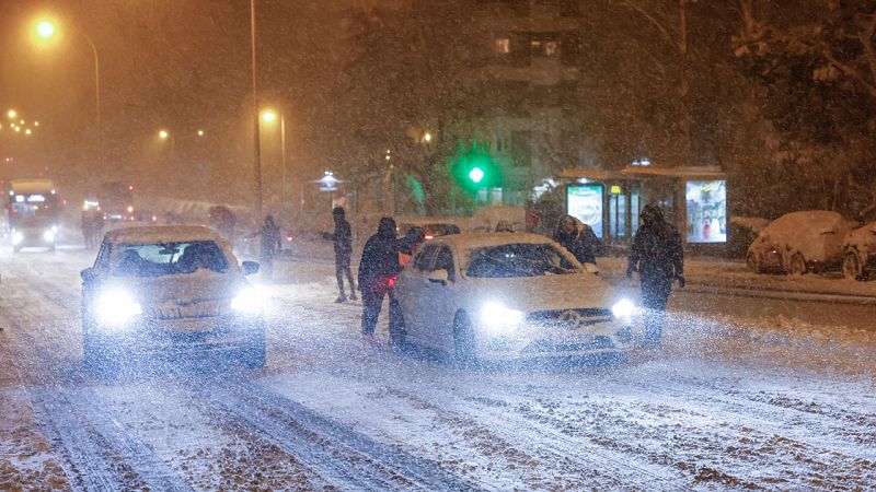 Cientos de personas se quedan atrapadas en sus vehículos en Madrid Cientos de personas se quedan atrapadas en sus vehículos en Madrid