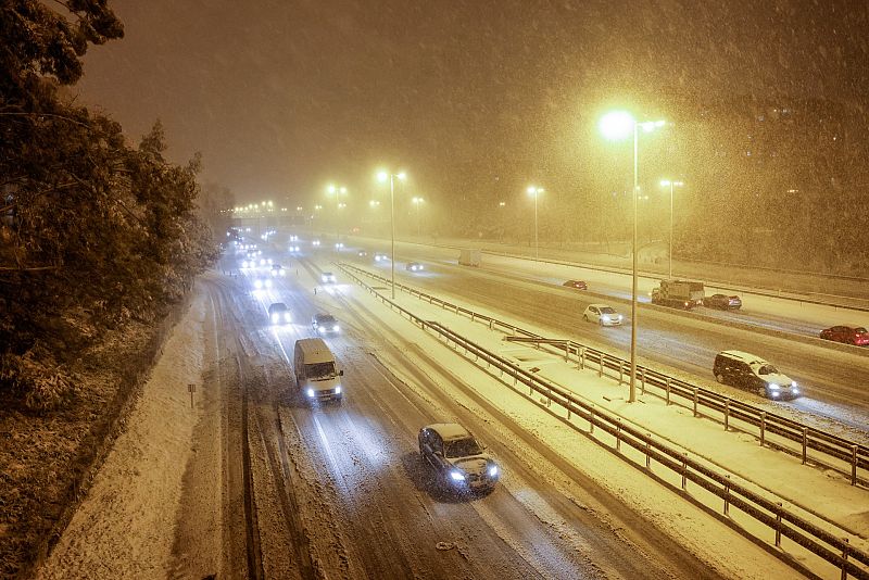 La nieve provoca cortes en la M-40 y en la M-30 de Madrid