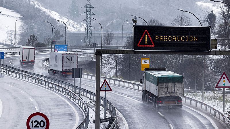 Cientos de camiones obligados a pasar la noche en áreas de servicio de las zonas más afectadas por la nieve