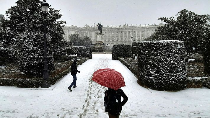 El tiempo - Nevadas históricas obligan a cortar carreteras y suspender trenes
