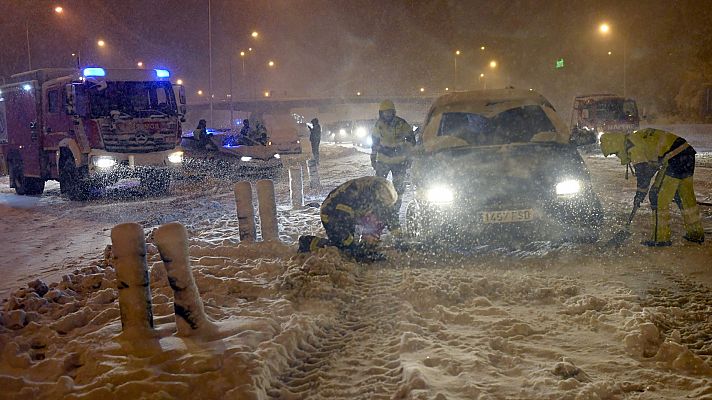 La nieve caída en Madrid obliga a centenares de personas a pasar la noche en sus vehículos