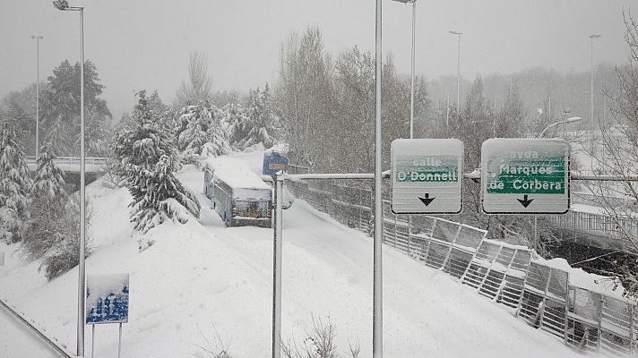 La UME, al rescate de conductores atrapados en carreteras de Madrid por las fuertes nevadas