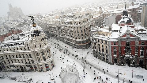 Madrid, casi paralizada por una nevada histórica