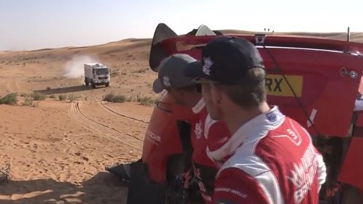 Dakar - Dakar 2021 | Rafa Tibau explica cómo rescató a Sébastien Loeb con su camión