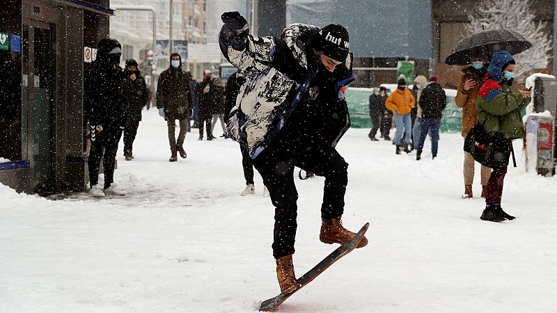 Una batalla de bolas de nieve y otras imágenes insólitas que nos deja la histórica nevada en Madrid