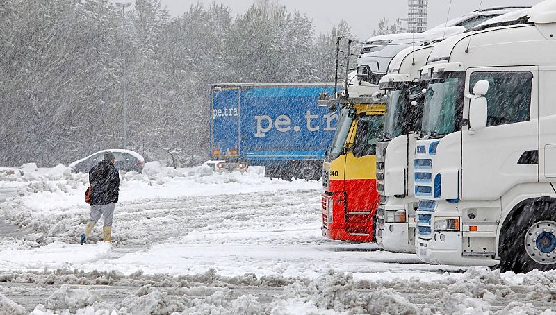 Cientos de transportistas pasan su segunda noche bloqueados