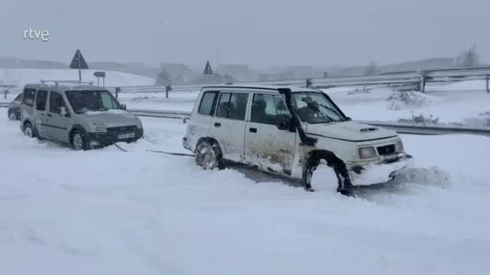 Modo Digital - Voluntarios en 4x4 rescatan coches en la nieve
