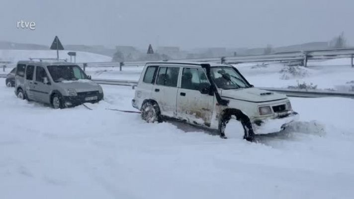 Voluntarios en 4x4 rescatan coches en la nieve
