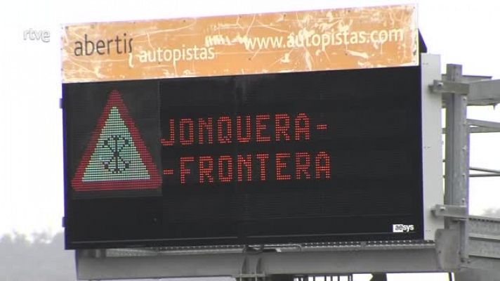 Centenars de camions continuen aturats a La Jonquera