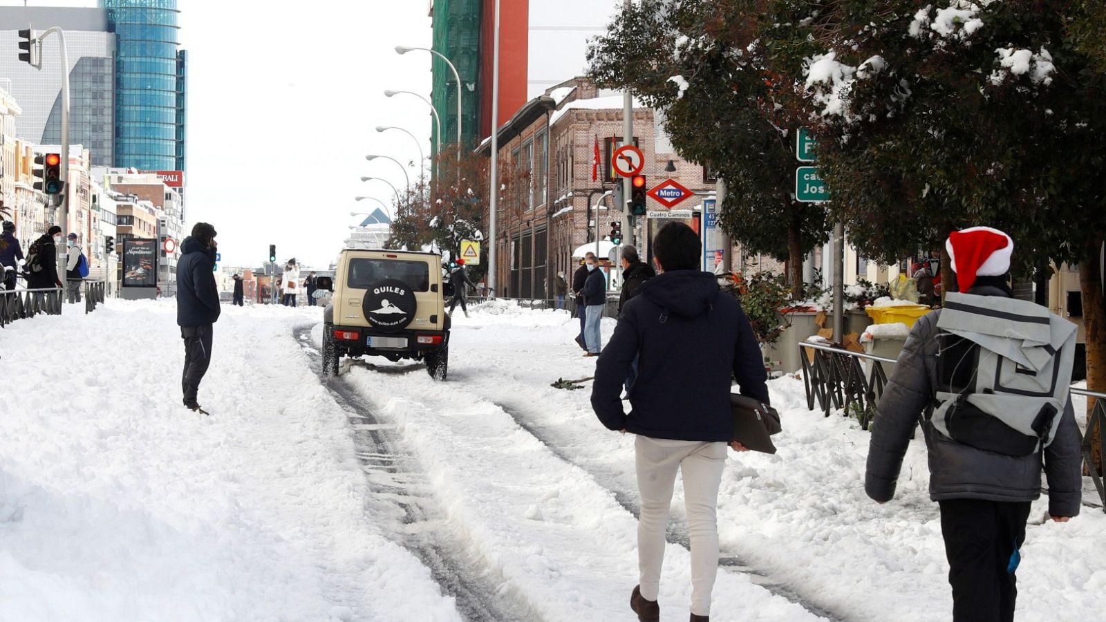 Temporal Filomena | Voluntarios en todoterreno auxilian a enfermos y sanitarios - RTVE.es | Ver