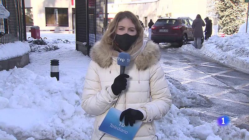 Los servicios de emergencia retiran la nieve en los accesos a los hospitales