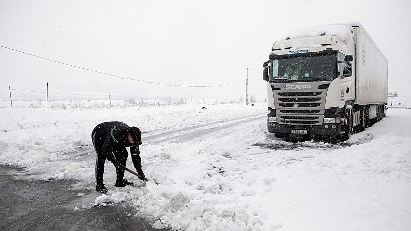 La nieve deja sin suministros a algunos pueblos del interior