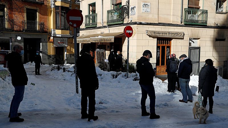 Estanterías vacías en algunos supermercados por problemas con el abastecimiento