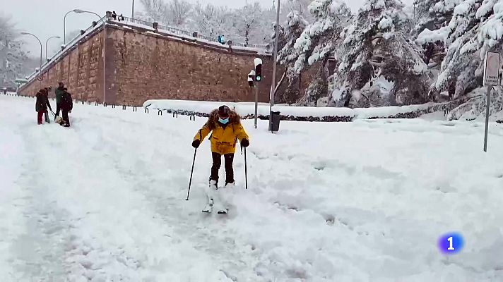Esquí en la Gran Vía y otras imágenes insólitas de la nevada en Madrid