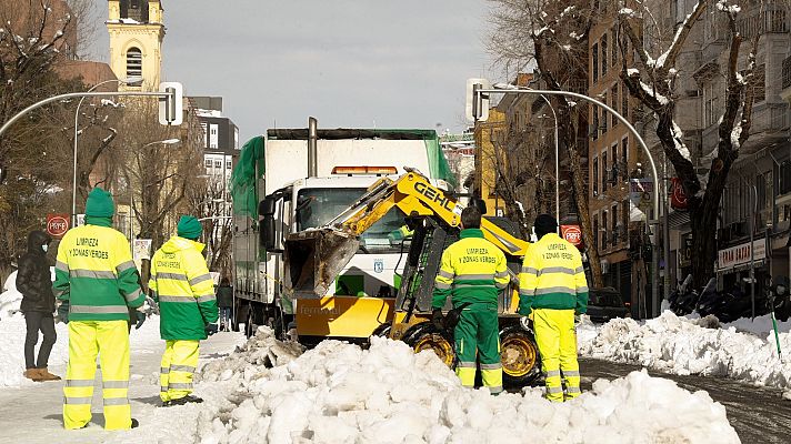 Tras la gran nevada llega el momento de limpiar los restos del temporal en las carreteras y en las calles