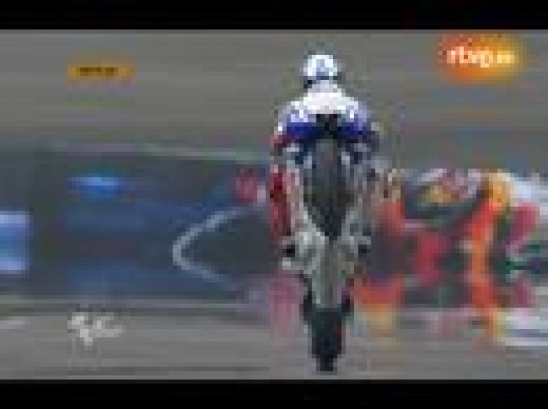  Lorenzo se impone en otra carrera imprevisible.