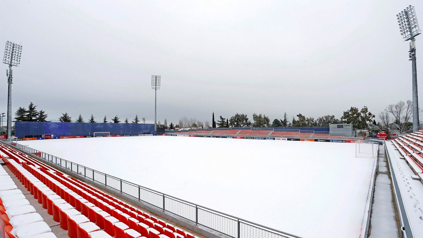 Los futbolistas, ante la nieve y el riesgo de lesiones