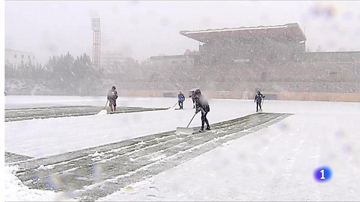 Los futbolistas, ante la nieve y el riesgo de lesiones
