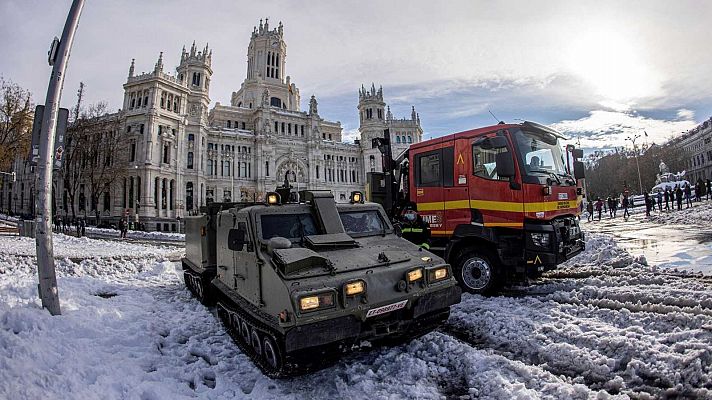 El hielo en las calles dificulta la movilidad en Madrid 