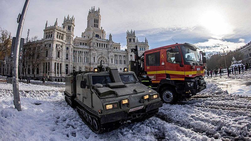 El hielo y la nieve en las calles dificultan la movilidad y la vuelta a la normalidad en Madrid tras el temporal