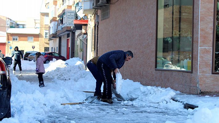 Pico y pala contra la nieve en Madrid tras el temporal