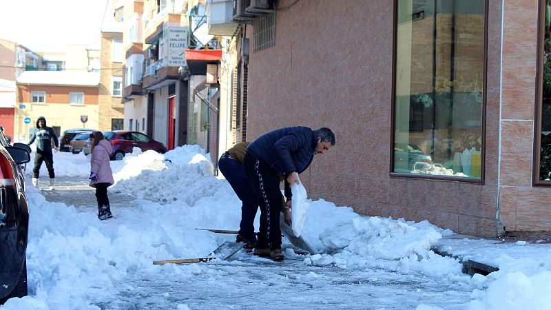 Brigadas de vecinos se organizan para retirar con pico y pala el hielo en Madrid