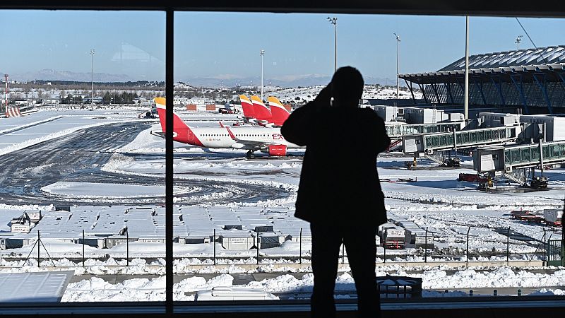 Incertidumbre en aeropuertos y estaciones de tren debido a los retrasos causados por el temporal