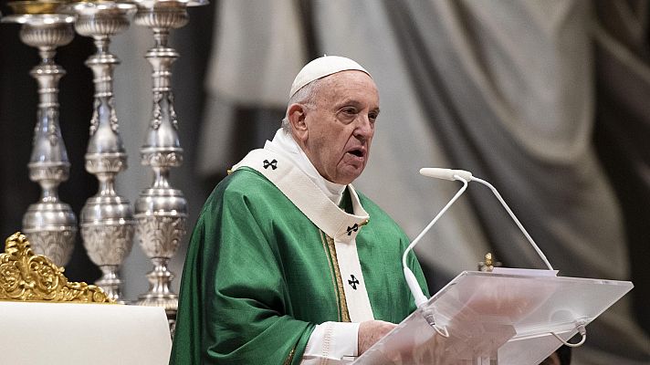 El papa permite que las mujeres den la comunión y lean textos en misa