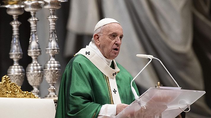 Telediario 1 - El papa permite que las mujeres den la comunión y lean textos en misa