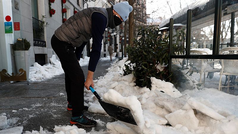 El temporal agota las existencias de palas en Madrid | Ver