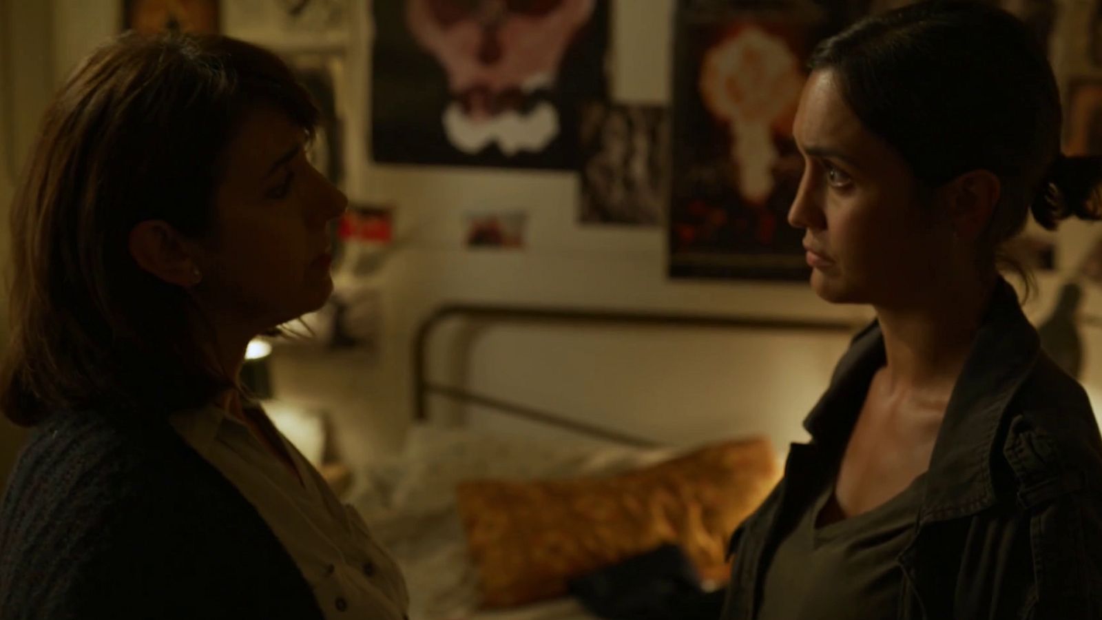 La caza. Tramuntana - La sargento Campos registra la habitación de Dani