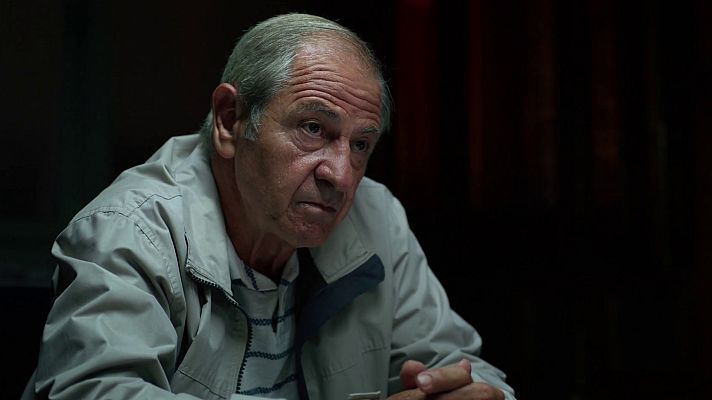  - Sara interroga a Vicente, el padre de Cati