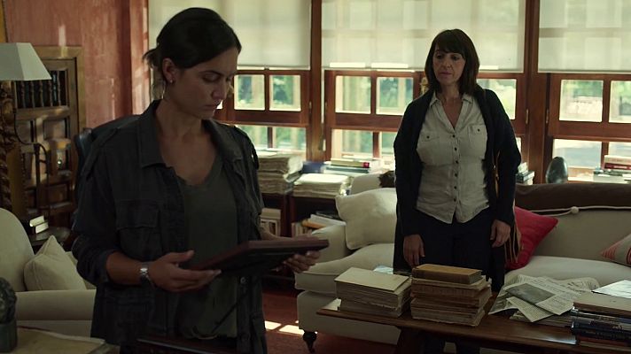 La caza - Sara Campos registra la casa de Bernat