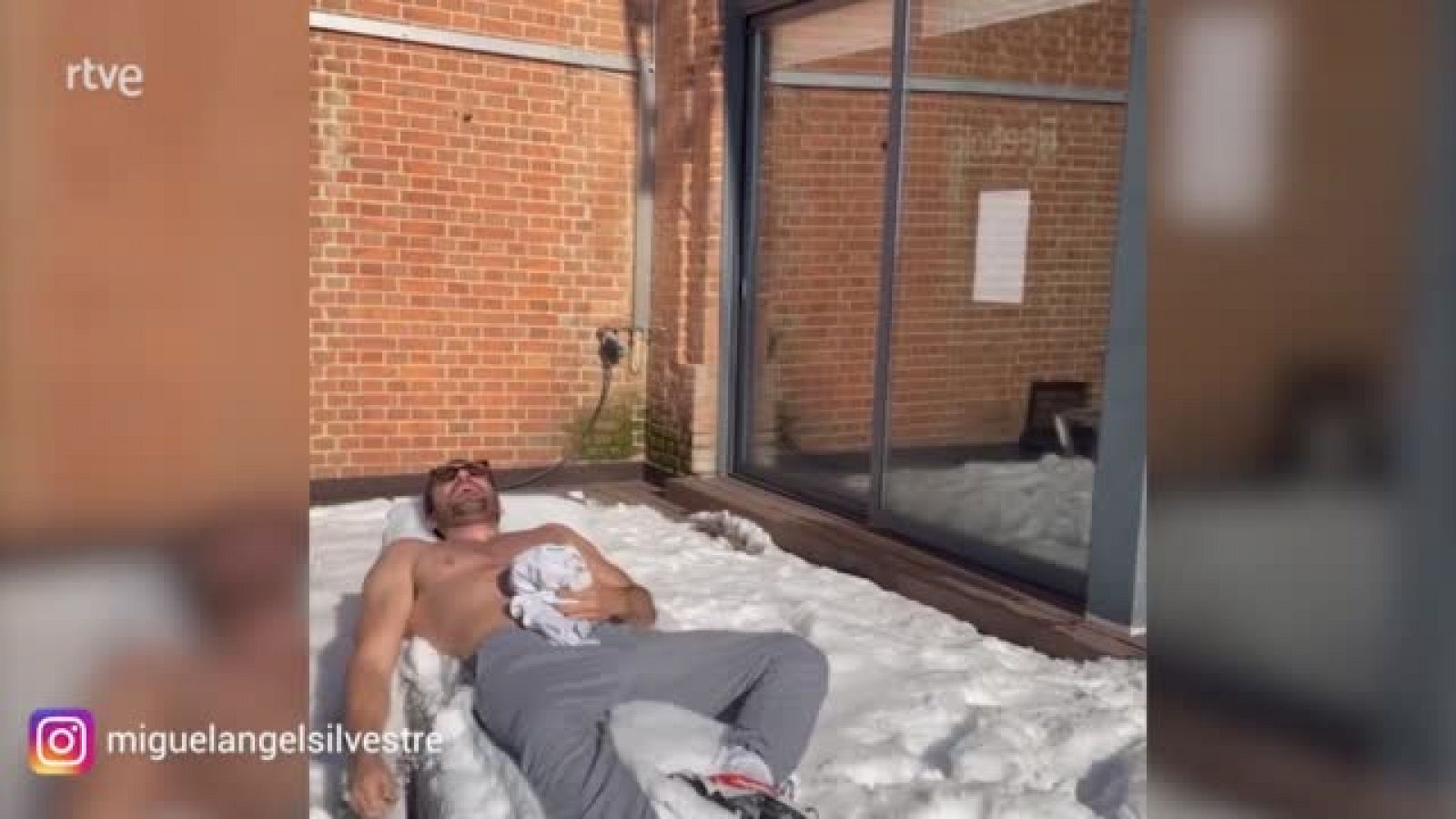 Miguel Ángel Silvestre posa semidesnudo en una tumbona llena | RTVE Play