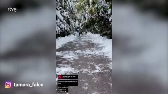 Tamara Falcó retira nieve de su casa tras el temporal