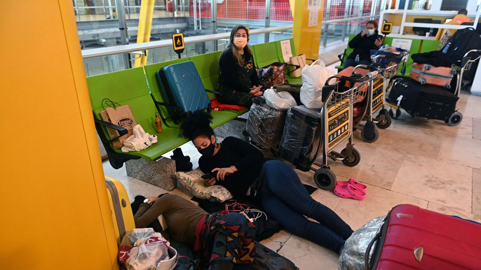 Fernando Simón sobre las PCR de viajeros en Barajas: "Se va a extender la validez de las PCR 24 horas más."