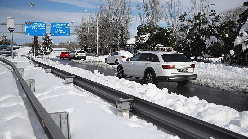 Más de 540 carreteras afectadas por el temporal, mientras Barajas ya opera vuelos desde la T1 y la T4